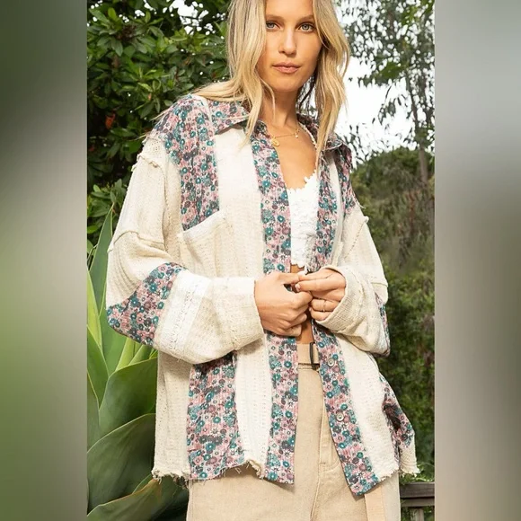 #238 CLOSEOUT FIRM 🌸New! Pol Gorgeous Patched Flowers Top With Pockets - Picture 2 of 5